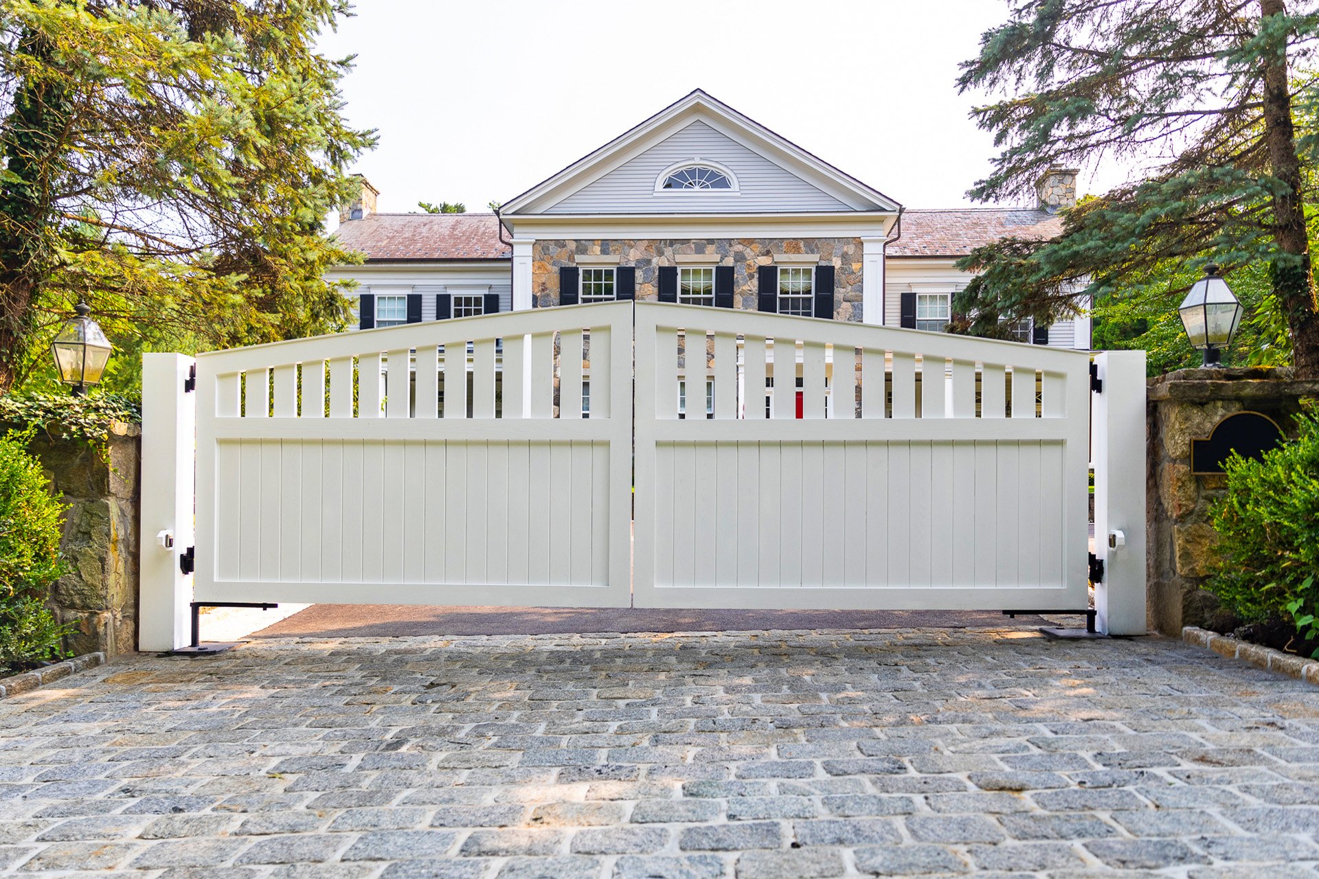 Driveway-Gate-White-Triangle-Our-Guarentee